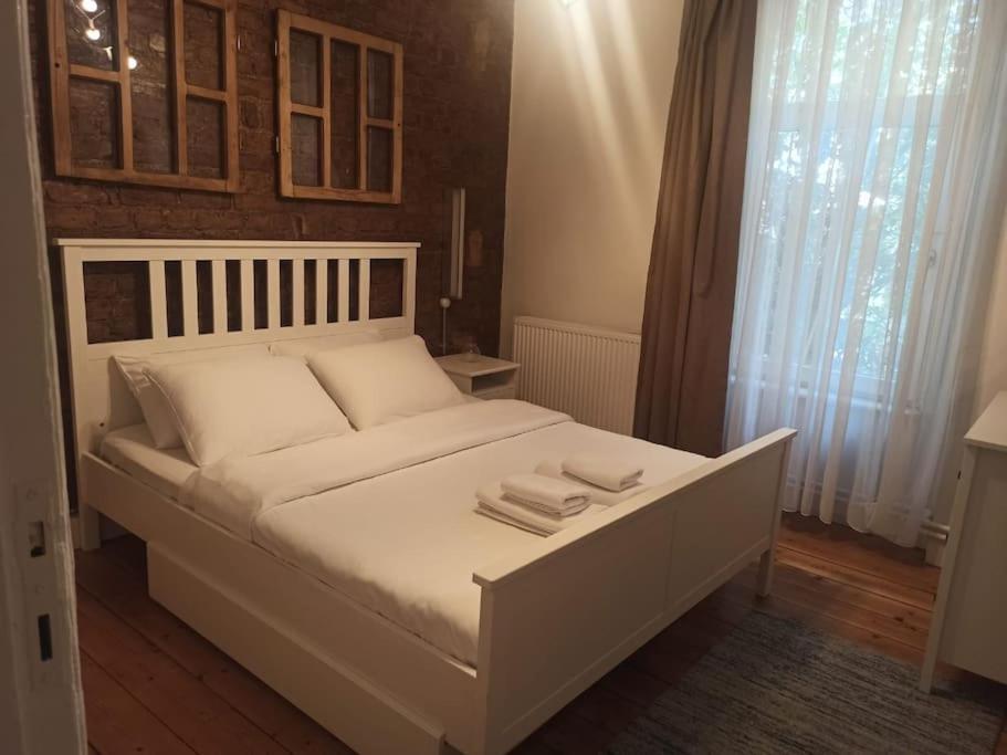 una camera da letto con un letto bianco e asciugamani di Merkezi Konforlu ve Şık Daire a Istanbul