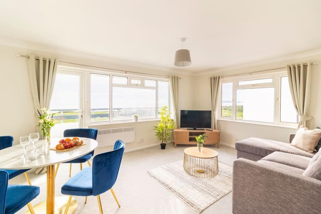 - un salon avec un canapé et une table dans l'établissement Panoramic Sea View 2 bedroom Sleeps 6-Free Parking, à Bournemouth