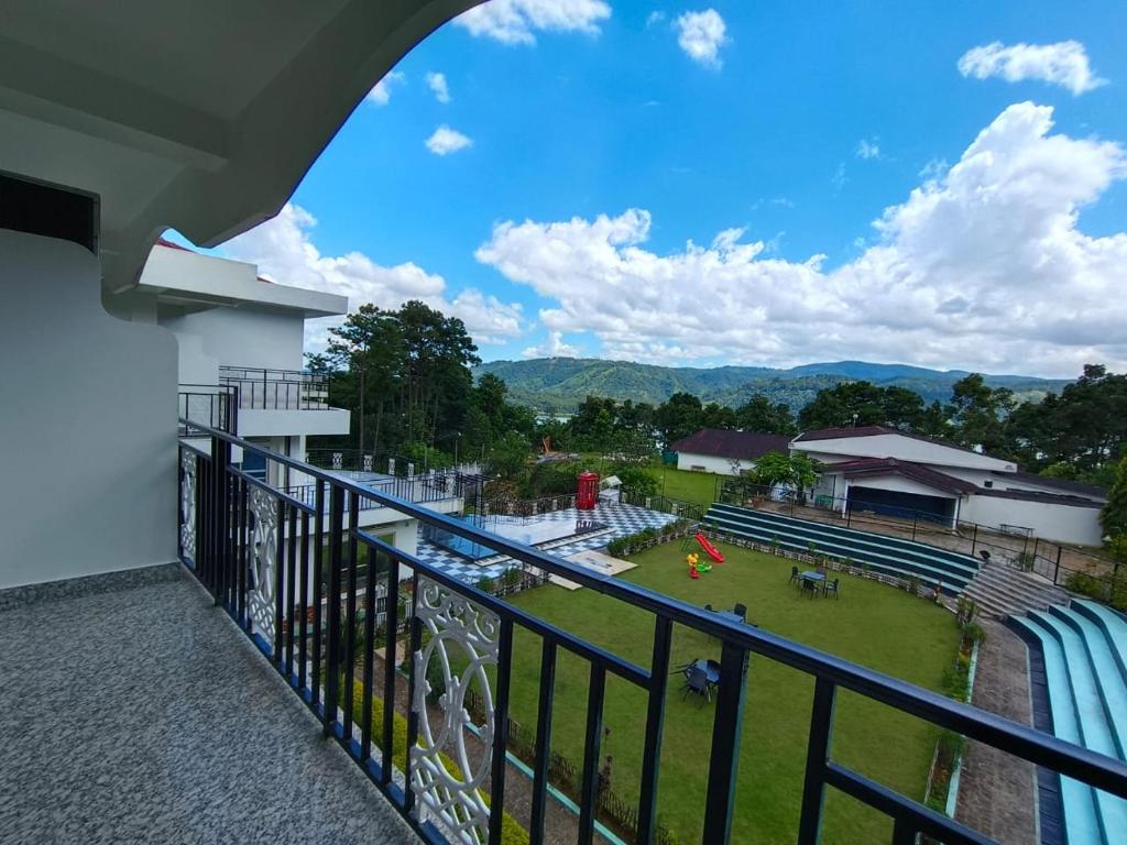 balkon z widokiem na stadion w obiekcie La Nicholas Lake View by Summit Hotels w mieście Mawlyngkhung