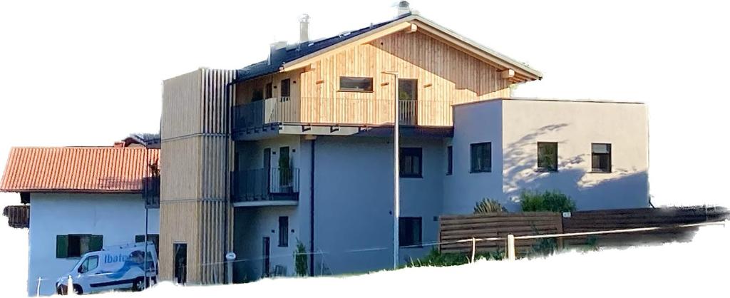 a house with a wooden roof on top of it at Barbilihof in Raggal