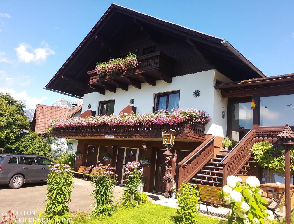 ein Haus mit Blumen auf den Balkonen in der Unterkunft Haus Bergblick in Oberort