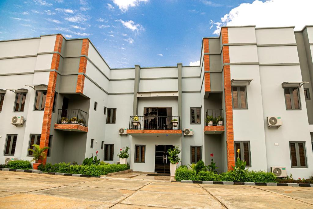 伊巴丹Fragrance Apartments and Suites的享有大型白色建筑的外部景色