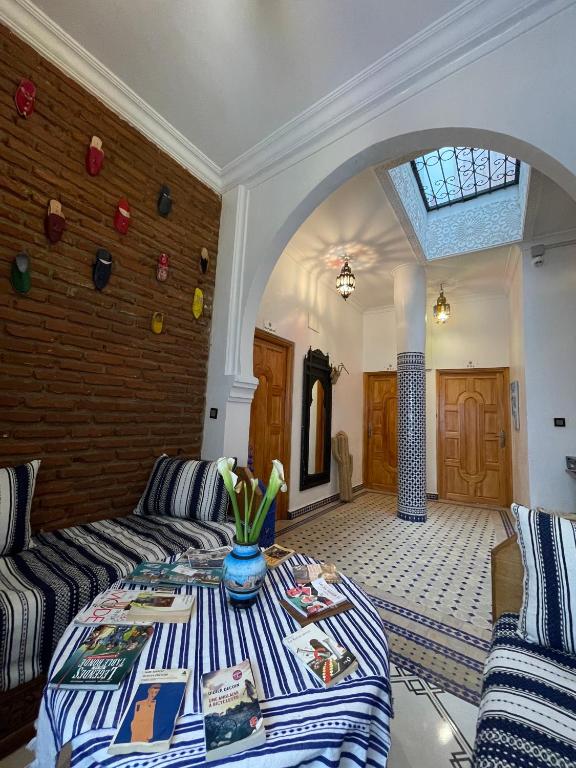 Una cama o camas en una habitación de Dar El Hayet