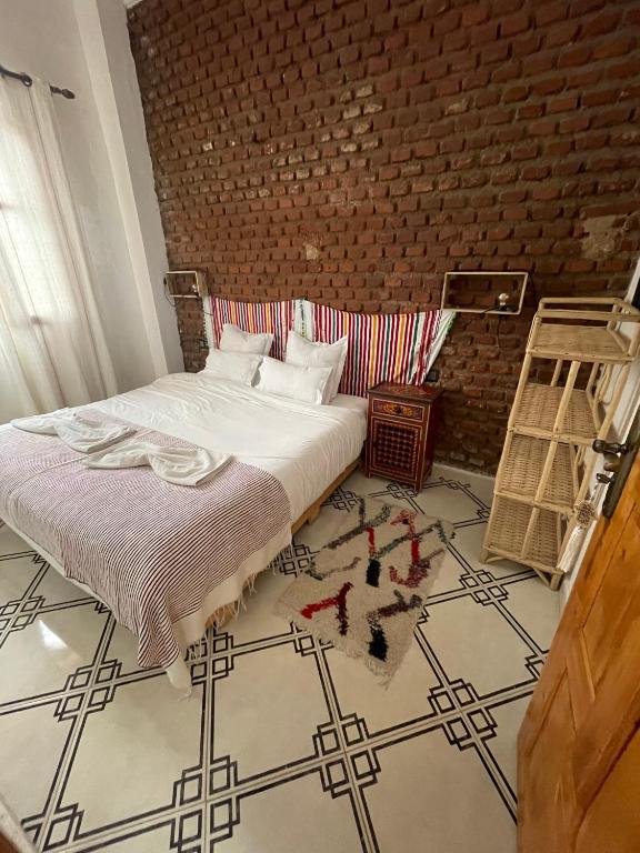 Una cama o camas en una habitación de Dar El Hayet