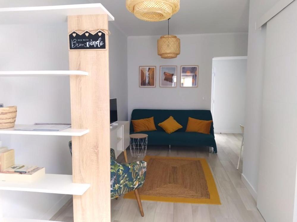 een woonkamer met een bank en een tafel bij Casa Belice in Vila Real de Santo António