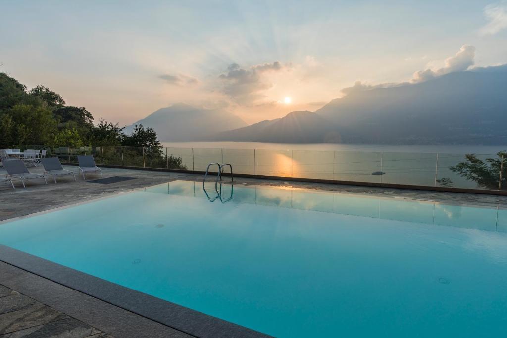 a large swimming pool with a view of the ocean at paradiso del lago orchidea 1 in Bellano