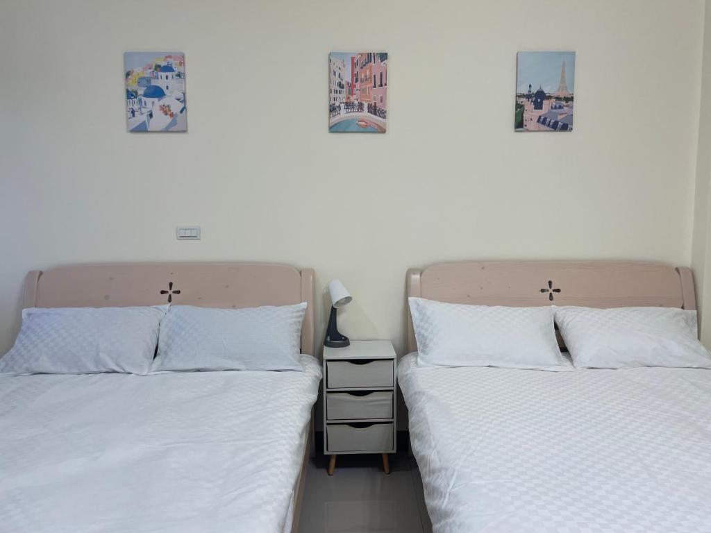 花蓮市的住宿－凱莉民宿-花蓮包棟，卧室内两张并排的床