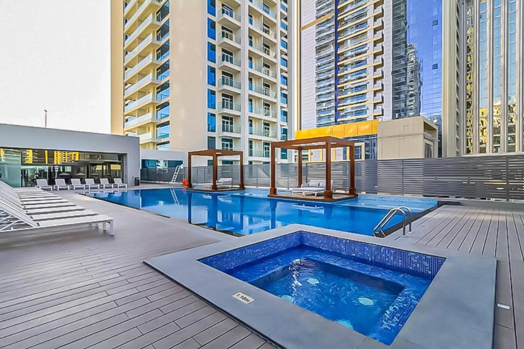 Bazén v ubytování Contemporary Studio Living in Dubai Marina nebo v jeho okolí