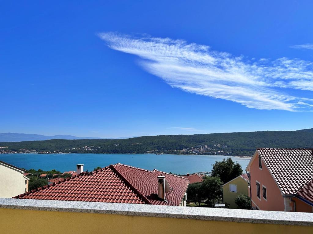 vistas al lago desde el techo de un edificio en Apartments Pinta de Sol, en Čižići