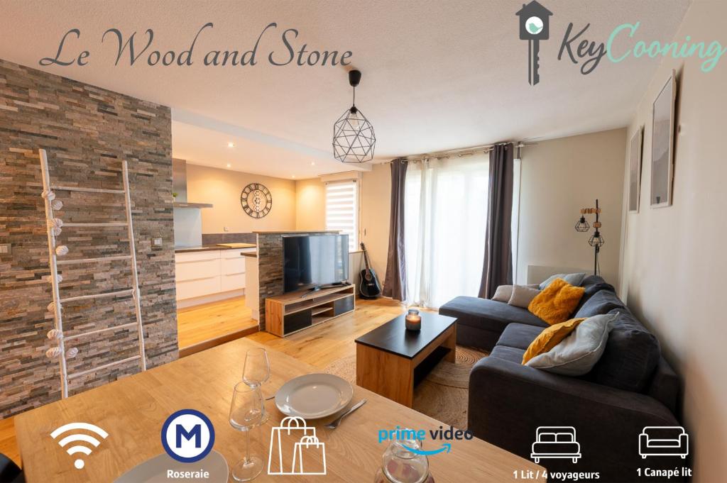 un salon avec un canapé et une table dans l'établissement Le Wood and Stone, à Toulouse