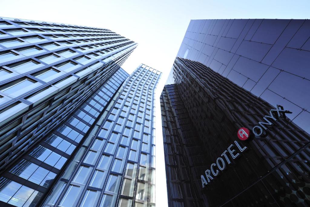um close-up de dois edifícios altos com placa de aazonazon em ARCOTEL Onyx Hamburg em Hamburgo