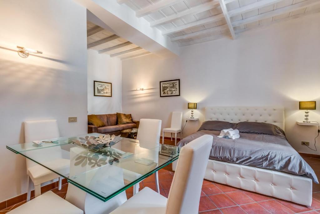 een slaapkamer met een bed en een glazen tafel bij Happy Lion Apartment Rome in Rome