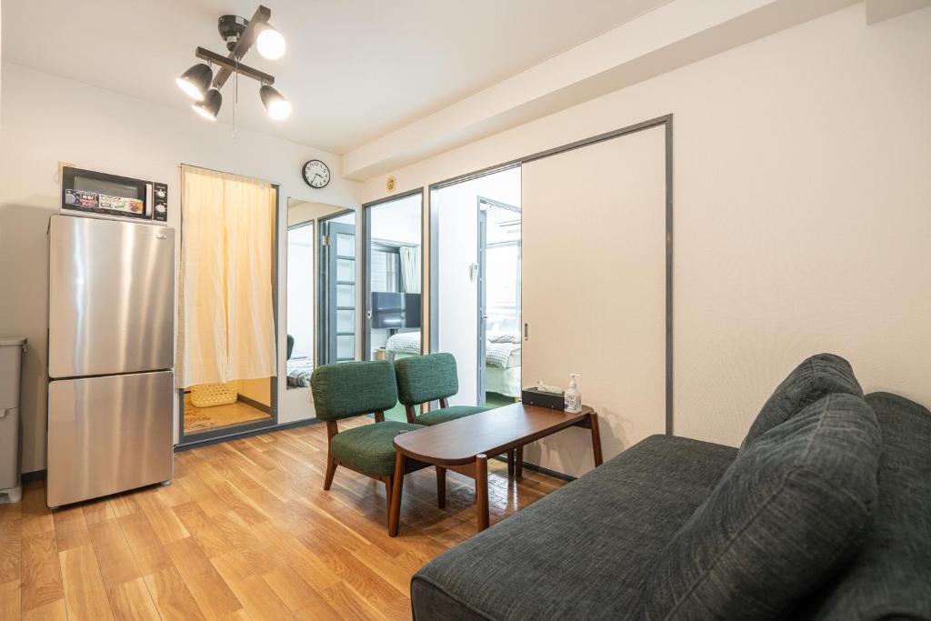 Posezení v ubytování Two-bedroom, 6-minute walk to the Yamanote Line