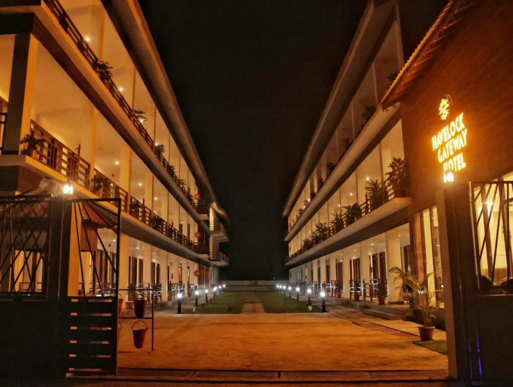 an empty alleyway between two buildings at night at Hotel Havelock Gateway in Havelock Island