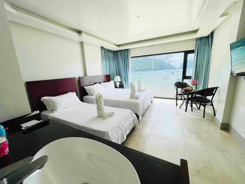 Postel nebo postele na pokoji v ubytování El Nido Beach Hotel