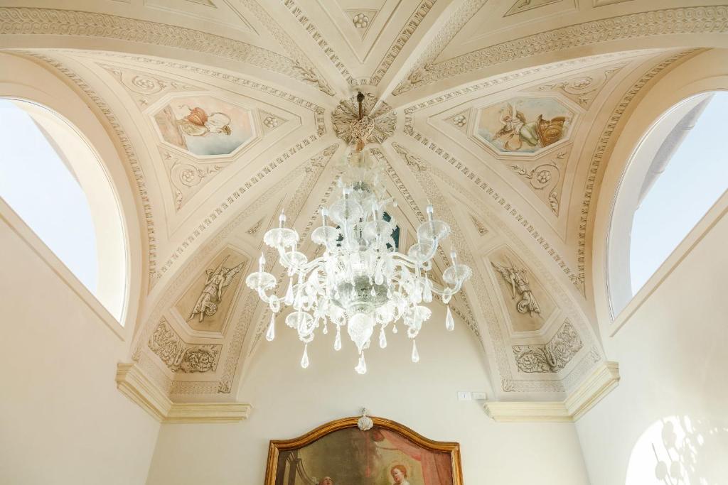 a ceiling with a chandelier in a room at B&B Al Re in Cesena