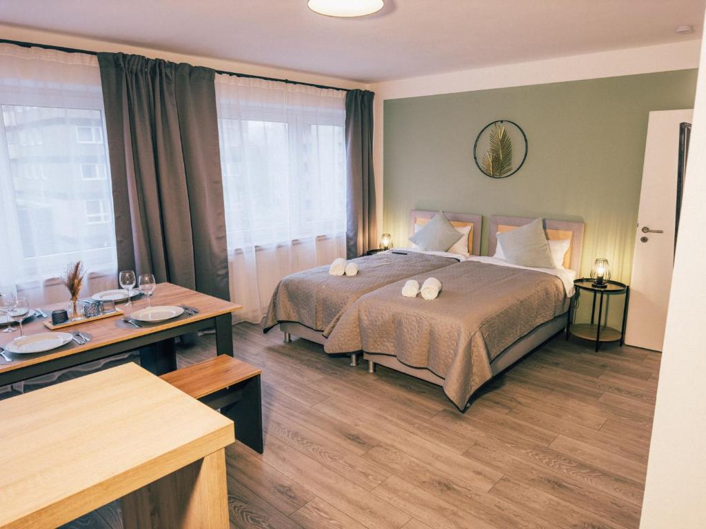 a hotel room with a large bed and a desk at ImmoStay #5 - City Ferienwohnung - WLAN & Netflix - Zentrum Bremen in Bremen