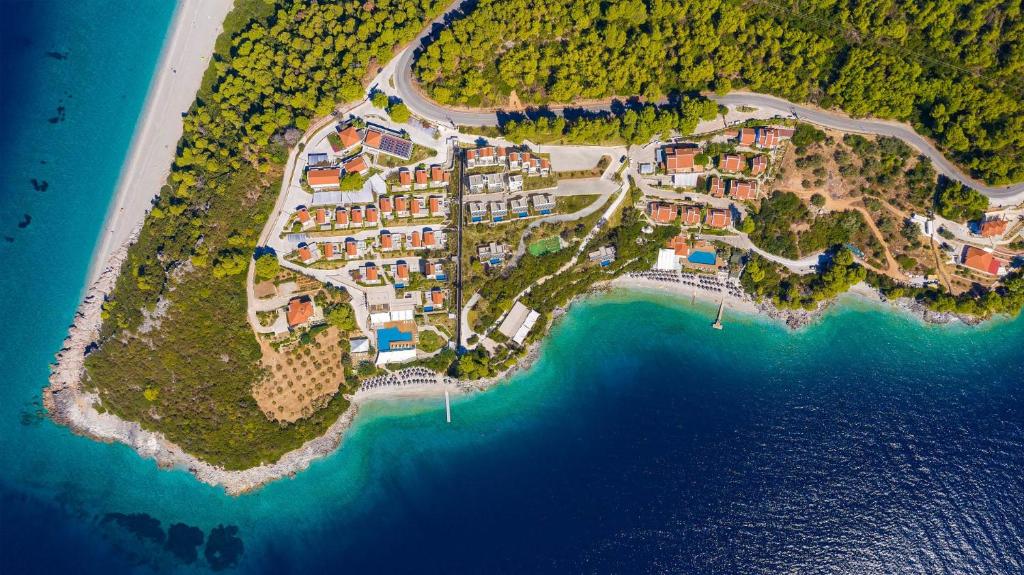 eine Luftaufnahme einer Insel im Wasser in der Unterkunft Adrina Grand Hotel in Panormos Skopelos