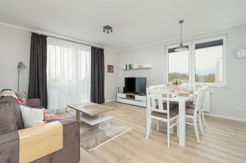 Televisyen dan/atau pusat hiburan di Apartment with 2 Bedrooms and FREE GARAGE Poznań by Noclegi Renters