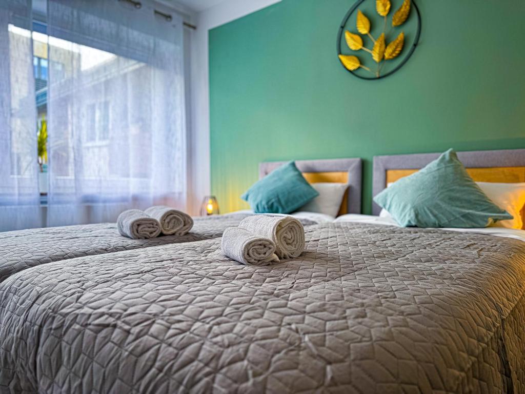 En eller flere senge i et værelse på ImmoStay City Apartments - Modern & WiFi