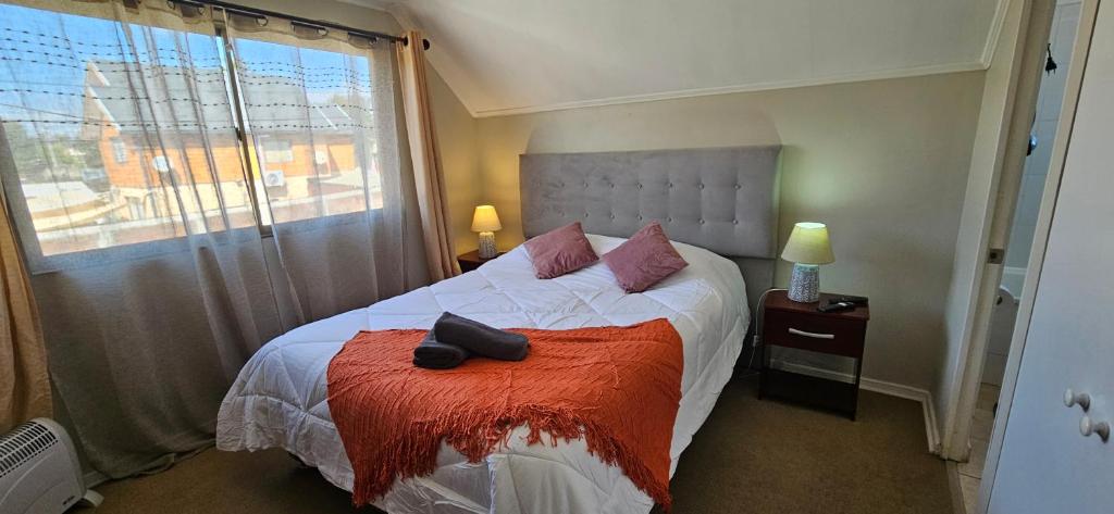 1 dormitorio con 1 cama grande y ventana en Machali Habitación Matrimonial con AIRE ACONDICIONADO Estacionamiento Privado en Machalí