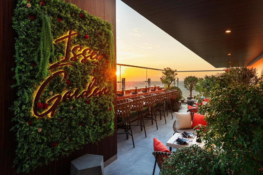 Restaurace v ubytování Radisson Dubai Damac Hills