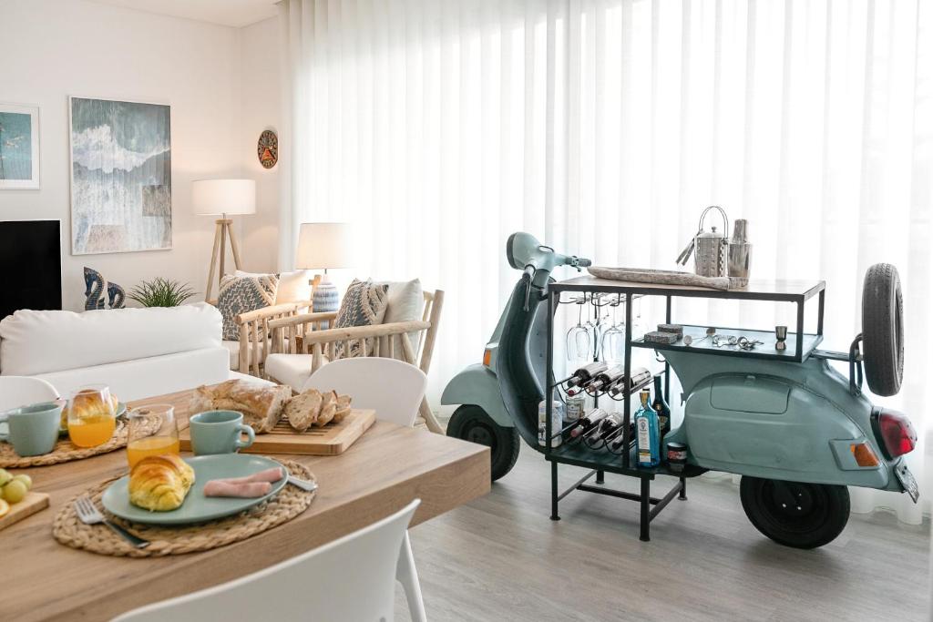 Un patinete verde aparcado en el salón en Consolação & Supertubos - Beach House II, en Atouguia da Baleia