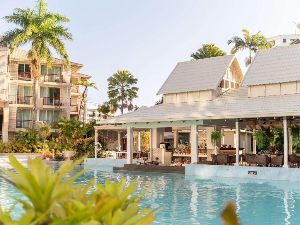 uma vista para um resort com uma piscina em Novotel Cairns Oasis Resort em Cairns