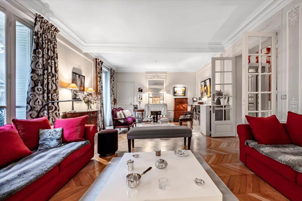 ein Wohnzimmer mit zwei Sofas und einem Tisch in der Unterkunft Veeve - Epic Romance in Neuilly-sur-Seine