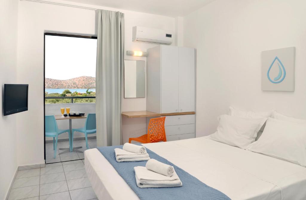Postel nebo postele na pokoji v ubytování Elounda Krini Hotel
