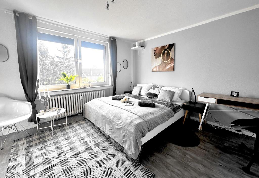 a bedroom with a large bed and a window at # VAZ Apartments E02, Küche, WLAN, TV, Netflix, ca 15 Min Messe u HBf in Essen