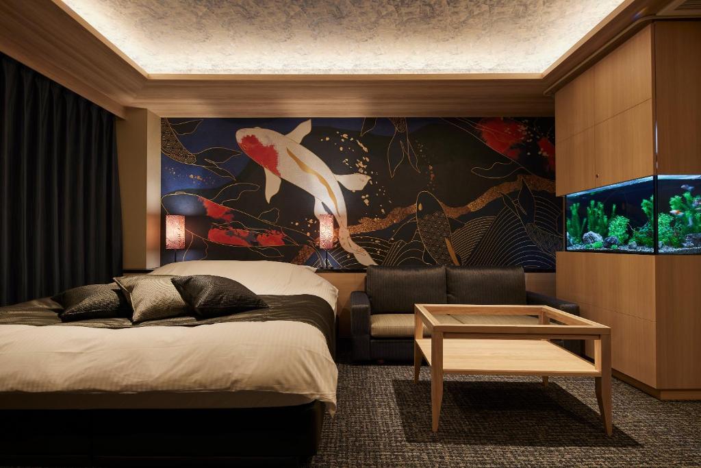 Habitación con 2 camas, sofá y una pintura de pescado. en ホテル 尼乃美楽 尼崎 en Amagasaki
