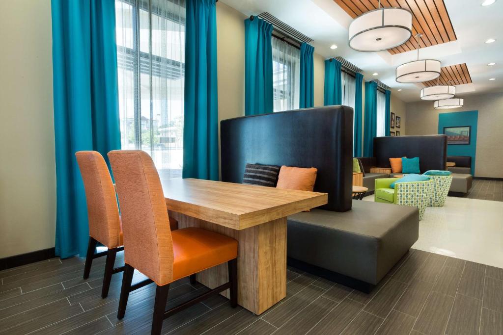 Posezení v ubytování Pear Tree Inn San Antonio Airport