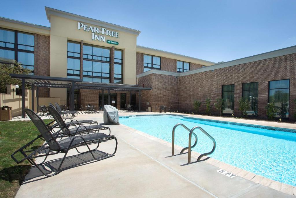 Bazén v ubytování Pear Tree Inn San Antonio Airport nebo v jeho okolí