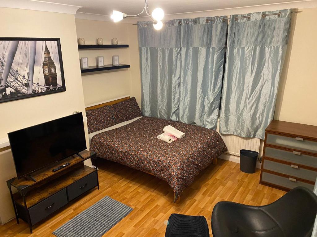 Katil atau katil-katil dalam bilik di Huge and affordable 3 bedroom flat in Hammersmith for 6 people with breakfast