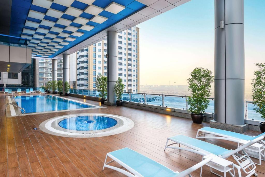 A piscina localizada em Ramada by Wyndham Dubai Barsha Heights ou nos arredores