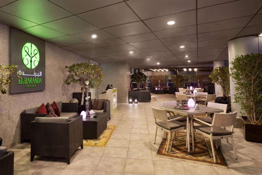 Uma área de estar em Ramada by Wyndham Dubai Barsha Heights