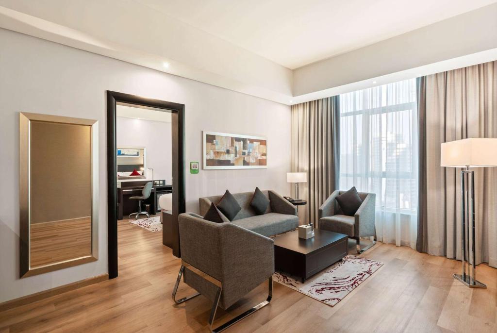 Uma área de estar em Ramada by Wyndham Dubai Barsha Heights