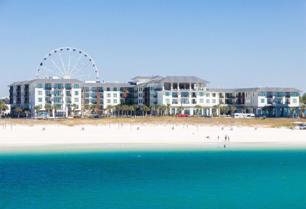 uma vista para uma praia com uma roda gigante em Embassy Suites By Hilton Panama City Beach Resort em Panama City Beach