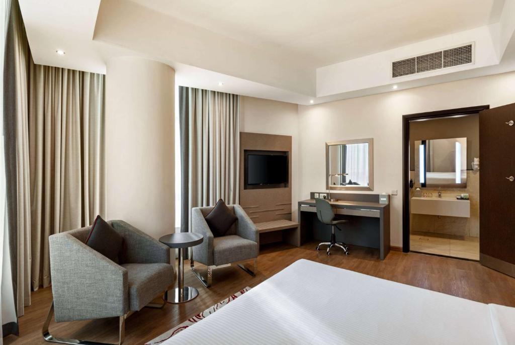 Uma TV ou centro de entretenimento em Ramada by Wyndham Dubai Barsha Heights
