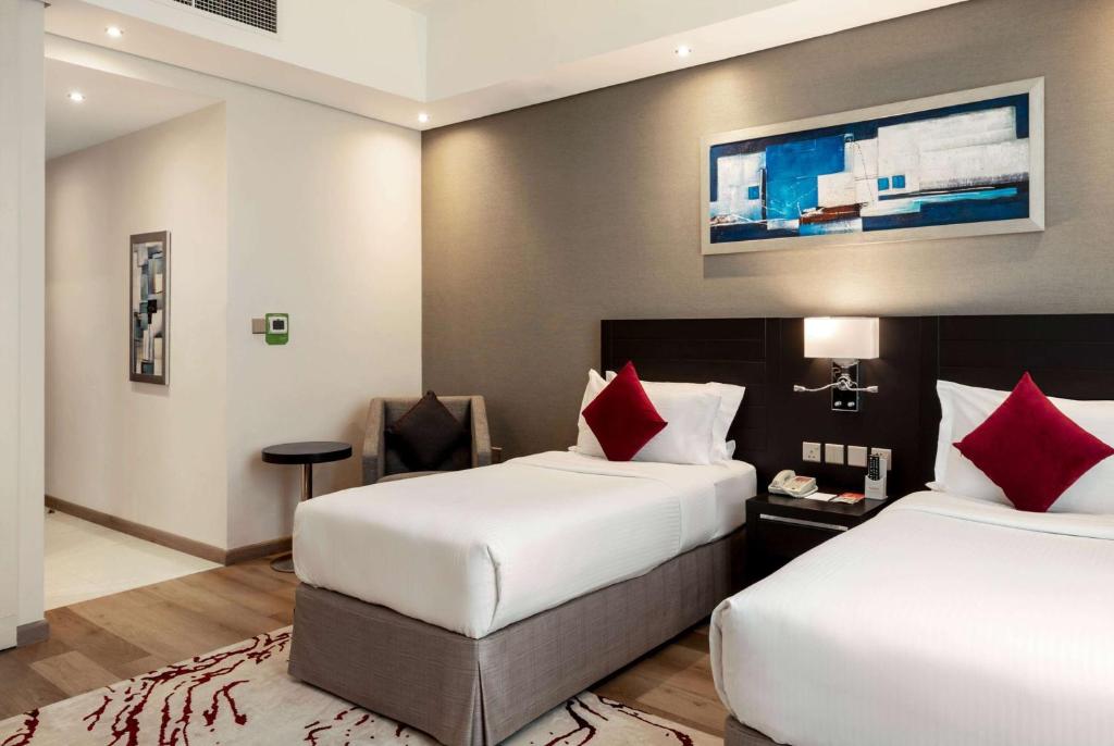 Cama ou camas em um quarto em Ramada by Wyndham Dubai Barsha Heights
