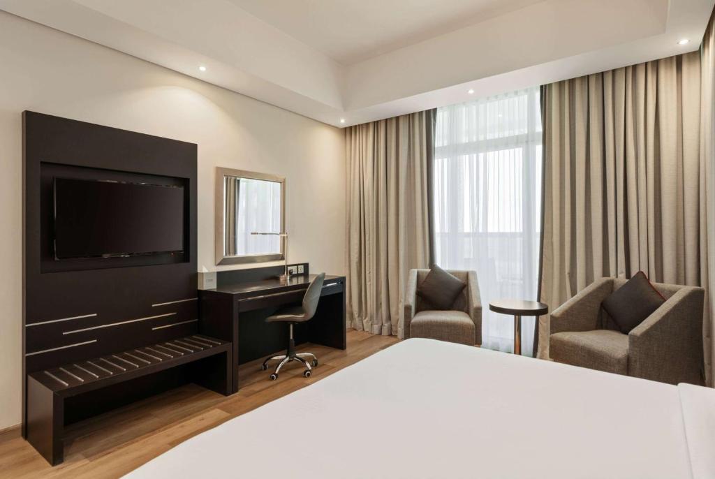 Cama ou camas em um quarto em Ramada by Wyndham Dubai Barsha Heights