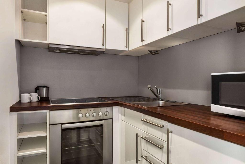 Kuchyň nebo kuchyňský kout v ubytování Vienna House Easy by Wyndham Stuttgart