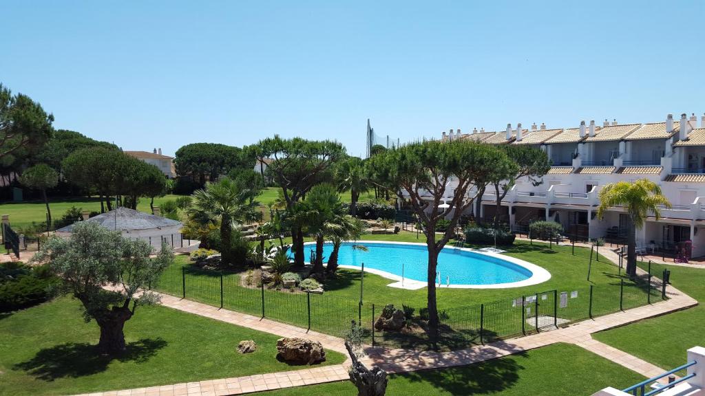 vista aerea su una piscina in un parco di NPG429 - Holiday Beach House on the Golf Course a Huelva