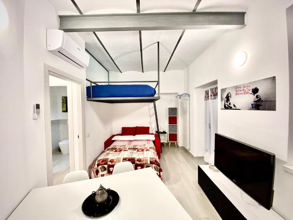 une chambre avec un lit et une télévision dans l'établissement Irene House Malpensa Milan Lakes, à Busto Arsizio