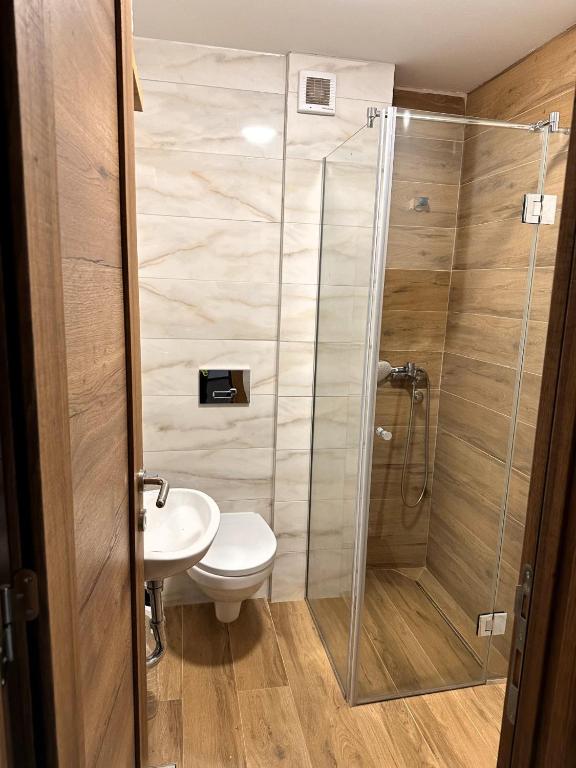 Koupelna v ubytování Zlatni apartman Borovi