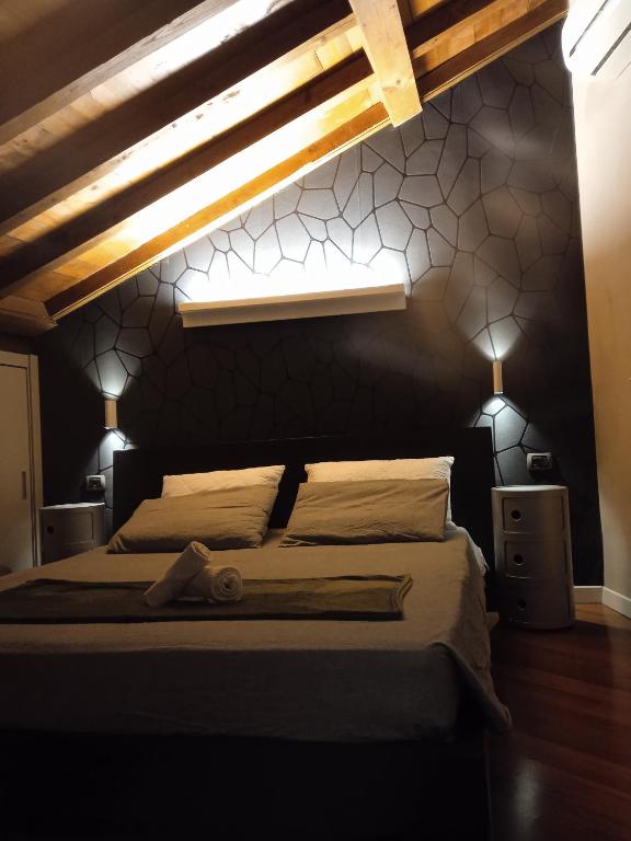 Un dormitorio con una cama grande y una ventana en Alloggio Turistico, en Viterbo