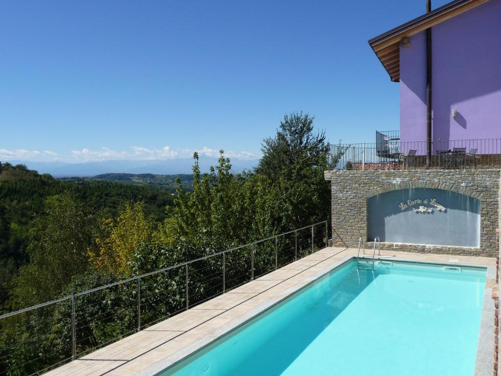 una piscina en el balcón de una casa en La Corte di Langa alloggio Giada, en Albaretto Della Torre 