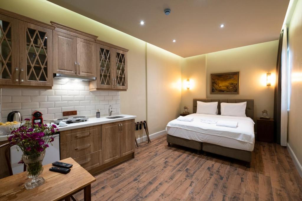 eine Küche und ein Schlafzimmer mit einem Bett in einem Zimmer in der Unterkunft Level Suites - 203 in Istanbul