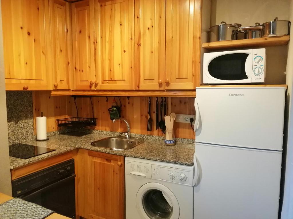 Kuchyňa alebo kuchynka v ubytovaní Acogedor estudio con terraza Besiberri 4